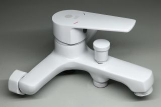 Смеситель для ванны/душа Orange Loop M26-100w с душевым набором Смеситель для ванны/душа Orange Loop M26-100w с душевым набором