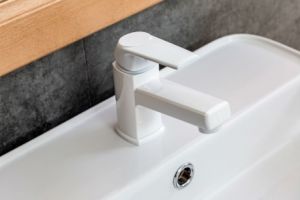 Смеситель для раковины OneLife P02-021w полимерный