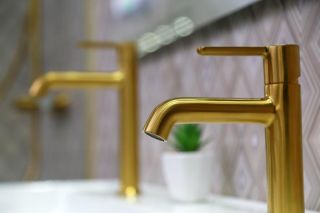 Смеситель для раковины Cezares Eco брашированное золото ECO-LS-BORO-W0