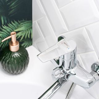 Смеситель для ванны с душем BOOU B8246-18F хром Смеситель для ванны с душем BOOU B8246-18F хром