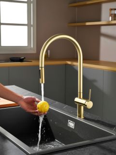 Смеситель для кухни AQUAme Cucina AQM9901BG с выдвижным изливом золото брашированное