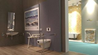 Откидной опорный поручень для унитаза Creavit TB302 70 см белый