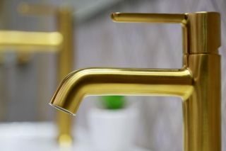 Смеситель для раковины Cezares Eco брашированное золото ECO-LS-BORO-W0