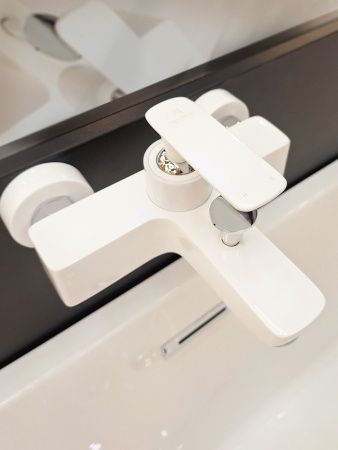 Смеситель для ванны AltroBagno Aperto 0208 Bi белый Смеситель для ванны AltroBagno Aperto 0208 Bi белый