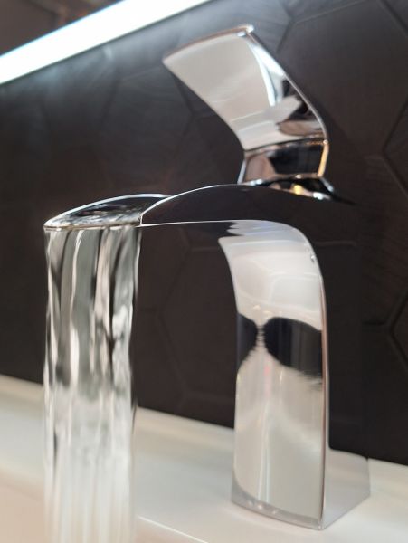 Смеситель для раковины AltroBagno Cascata 0110 Cr Смеситель для раковины AltroBagno Cascata 0110 Cr