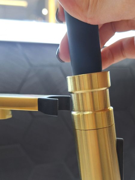 Смеситель для кухни с гибким изливом AltroBagno Flusso 050202 OrSp матовое золото 