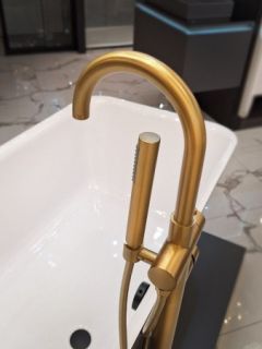 Смеситель для ванны AltroBagno Metropoli 020203 OrSp матовое золото Смеситель для ванны AltroBagno Metropoli 020203 OrSp матовое золото
