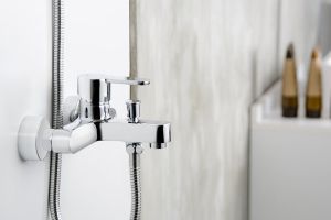 Смеситель для ванны AZARIO TEVIS AZ-15490501 с коротким изливом