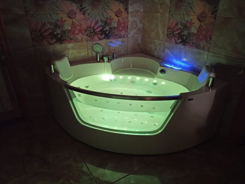 Гидромассажная ванна Frank F165 угловая 1500х1500х600