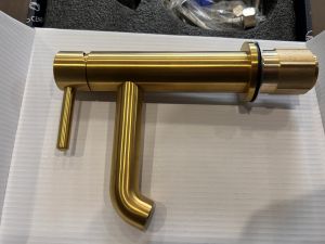 Смеситель для раковины стандартный Grocenberg GB2099GL золотой брашированный