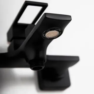 Смеситель BelBagno для ванны и душа в комплекте с ручным душем, шлангом и держателем, чёрный LUC-VASM-NERO