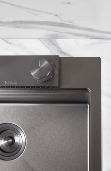 Смеситель для кухни Milacio Ultra MCU.556.GM с вытяжной лейкой и каскадным душем воронёная сталь