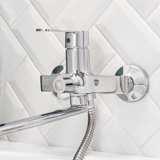 Смеситель для ванны с душем BOOU B8289-18F хром Смеситель для ванны с душем BOOU B8289-18F хром