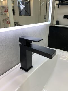 Смеситель для раковины Timo Selene 2061/03F чёрный Смеситель для раковины Timo Selene 2061/03F чёрный