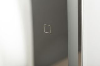 Зеркальный шкаф BelBagno с одной распашной дверью, с двумя стеклянными полками, со встроенной подсветкой и сенсорным выключателем SPC-GRT-600/800-1A-LED-TCH белый матовый